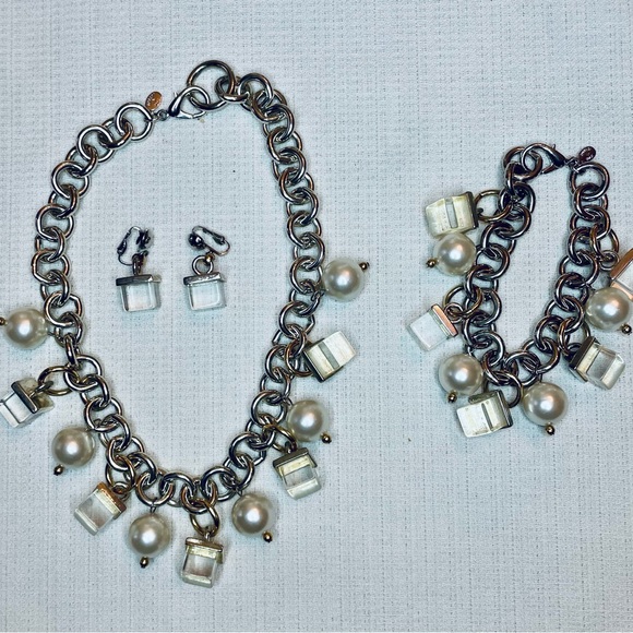 Vintage hard to find Robert Rose Parure of faux pearls and lucite blocks. - Picture 5 of 12